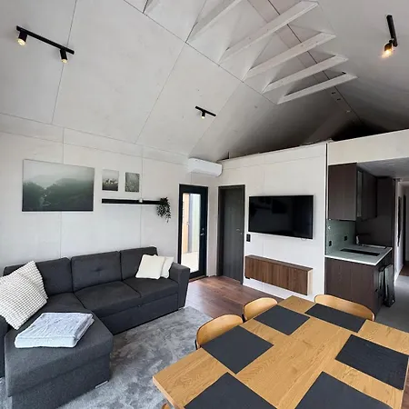 8-bed With Hot Tub *